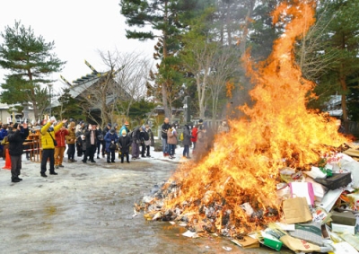 写真:ご利益にあずかろうと、煙を浴びる参拝者ら=刈田神社