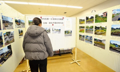 写真:各町内会の花壇などが展示されている写真展