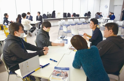 写真:「良い集団づくりのためのルール」について話し合う参加者