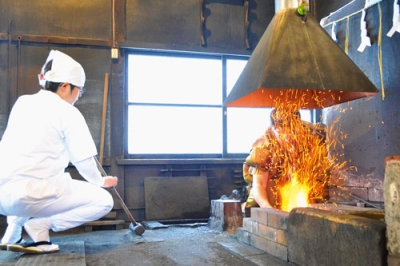 写真:安全操業や会社の繁栄など願いを込めて行った「打ち初め式」