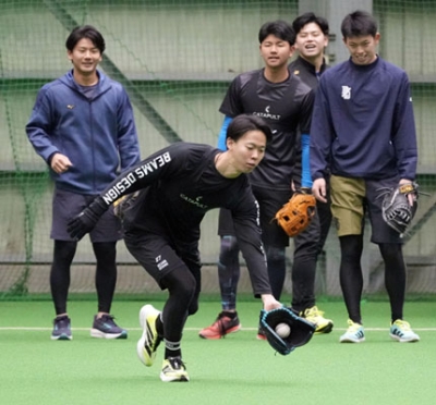 写真:日本ハムの新人合同自主トレで守備練習をする大川(手前)ら=千葉県鎌ケ谷市