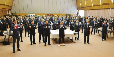 写真:干支(えと)にちなみ「ウマくいく年」を願って三本締めをする出席者ら