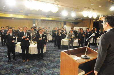 写真:地域の持続的発展を誓い祝杯を挙げる伊達商工会議所の会員企業代表ら