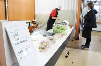 写真:道南バスの東町ターミナル内で始まったカレーライスなどの販売