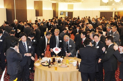 写真:年始のあいさつを交わして親睦を深める出席者