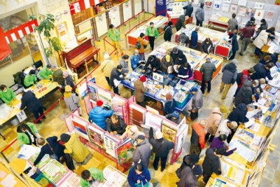 写真:大勢の人でにぎわうカレンダーリサイクル市