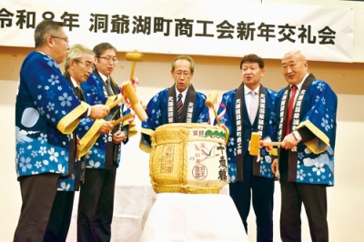 写真:鏡開きで景気づける関係者