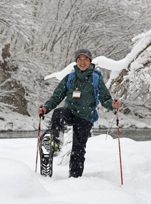 写真:奥入瀬渓流を案内する「FORESTON」の丹羽裕之さん=2025年12月、青森県十和田市