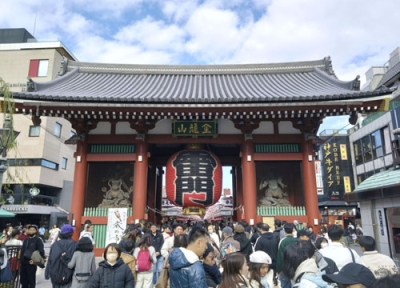 写真:にぎわう浅草寺の雷門=東京都台東区