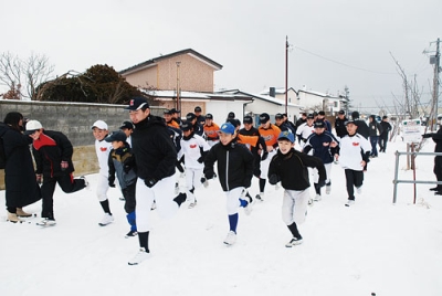 写真:練習初めのランニングに臨む選手たち
