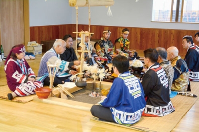 写真:三十数年ぶりに開催したアシ<span style="font-size: 0.8em">リ</span>パカムイノミ