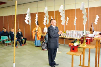 写真:豊漁と安全操業を祈願する本間組合長