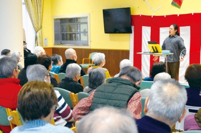 写真:会場で美声を披露する甲野さん