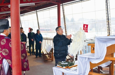 写真:一年の遊覧船安全運航を祈願する大西代表取締役社長