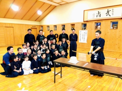 写真:一年の精進を誓った伊達剣道スポーツ少年団の鏡開き