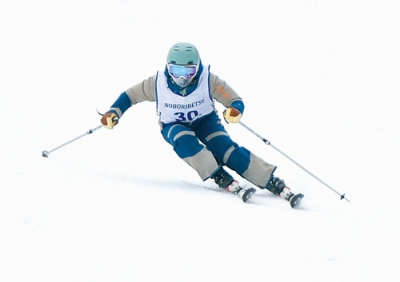 写真:一般女子で総合優勝した増田遥夏選手の滑走(志賀俊哉さん撮影)