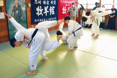 写真:鏡開きで迫力ある演武を披露する門下生