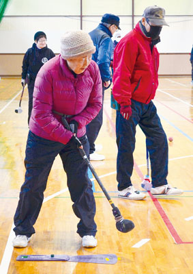 写真:和気あいあいとプレーする参加者