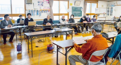 写真:意見交換をする参加者たち