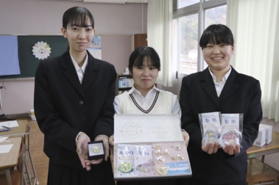 写真:規格外の真珠を使ったアクセサリーなどを手にする愛媛県立宇和島東高津島分校の山下ひかりさん(中央)ら=宇和島市