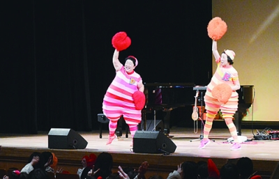 写真:人気曲「エビカニクス」を踊るケロポンズ