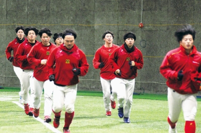 写真:ランニングで汗を流す室蘭シャークスナイン