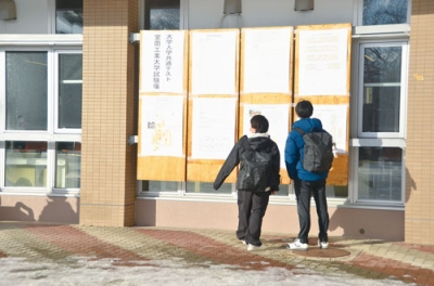 写真:試験会場の配置を確認する受験生=16日午後2時20分ごろ、室工大