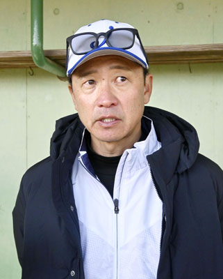 写真:初練習後、取材に応じるジェイプロジェクトの二岡智宏監督=愛知県半田市