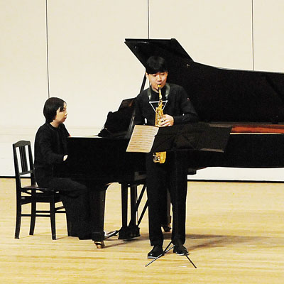 写真:ステージで華麗な音色を響かせる出演者