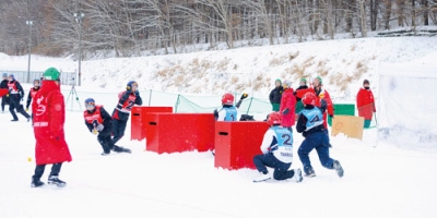 写真:本戦出場を狙い雪上で熱戦を繰り広げるスポーツ雪合戦の選手たち