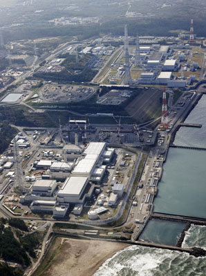 写真:新潟県の東京電力柏崎刈羽原発。手前から5、6、7号機=2025年11月