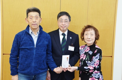 写真:室蘭市社協に善意を届けた斉藤代表(左)と日沼さん(右)