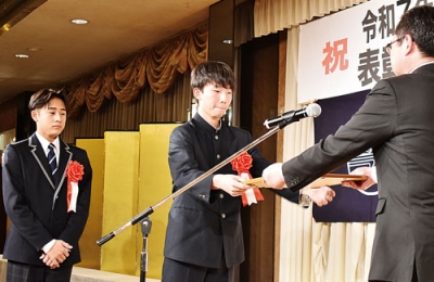 写真:伊達市スポーツ協会奨励賞を受ける西胆振BBCの選手