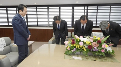 写真:静岡県庁を訪れ、鈴木康友知事(左端)に謝罪する中部電力の林欣吾社長(右から3人目)ら=20日午前