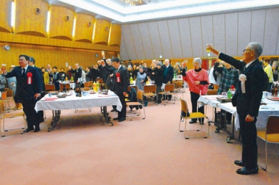 写真:乾杯し祝杯をあげる新年交礼会