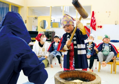 写真:「よいしょ」「よいしょ」と力いっぱい餅をつく子ども