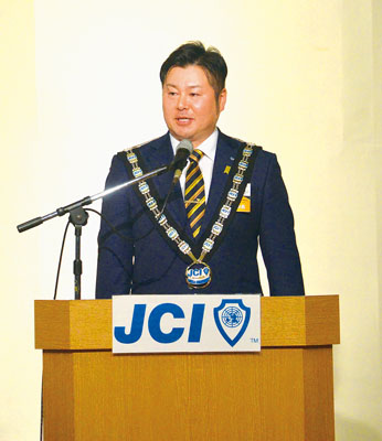 写真:新年交礼会であいさつする吉田理事長