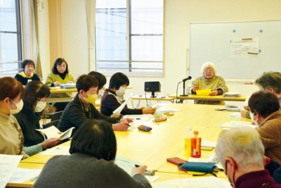 写真:図書館移転を巡る問題の総括を行う合田さん(右)