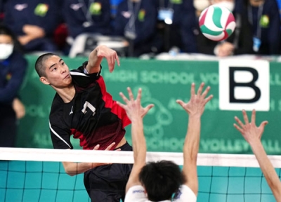 写真:バレーボールの全日本高校選手権2回戦(近江戦)でスパイクを放つ川内商工・田中=東京体育館