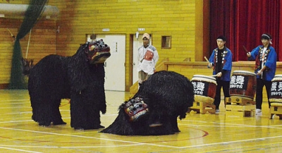 写真:2人のクマ役が息の合ったかけ合いを見せた