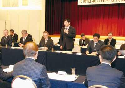 写真:洋上風力に向けた取り組みを紹介する青山市長