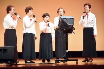 写真:息の合った合唱を披露する睦会の女性会員たち