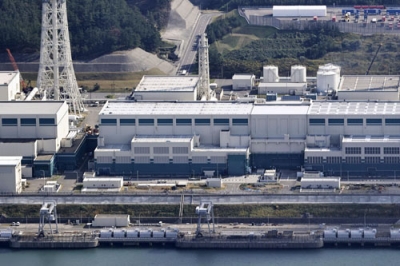 写真:新潟県の東京電力柏崎刈羽原発の6号機(中央)=2025年11月(共同通信社機から)