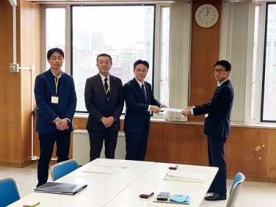 写真:要望書を提出する大塩町長(右から2人目)ら(白老町提供)