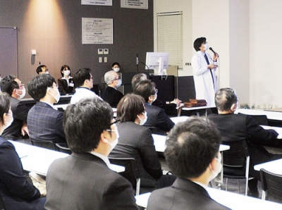 写真:2026年度からの常勤医などについて説明があった製鉄記念室蘭病院のカンファレンス