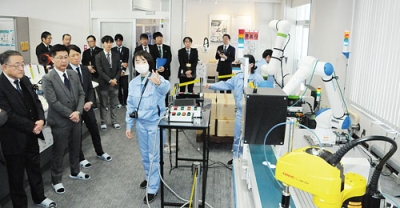 写真:TRCを見学する道議会経済委委員ら