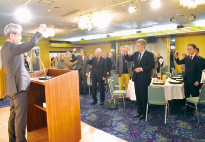 写真:活動の充実を願って祝杯を挙げる出席者