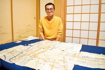 写真:「有珠郡開拓屋鋪之図」を入手し、自らのルーツをたどる研究に熱を入れる阿部さん