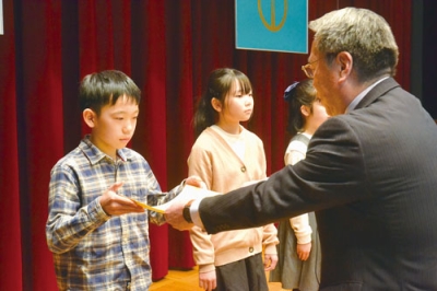 写真:安宅教育長から表彰状を受け取る入選者たち