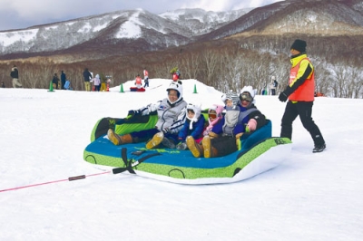 写真:子どもたちの人気を集めたスノーラフティング